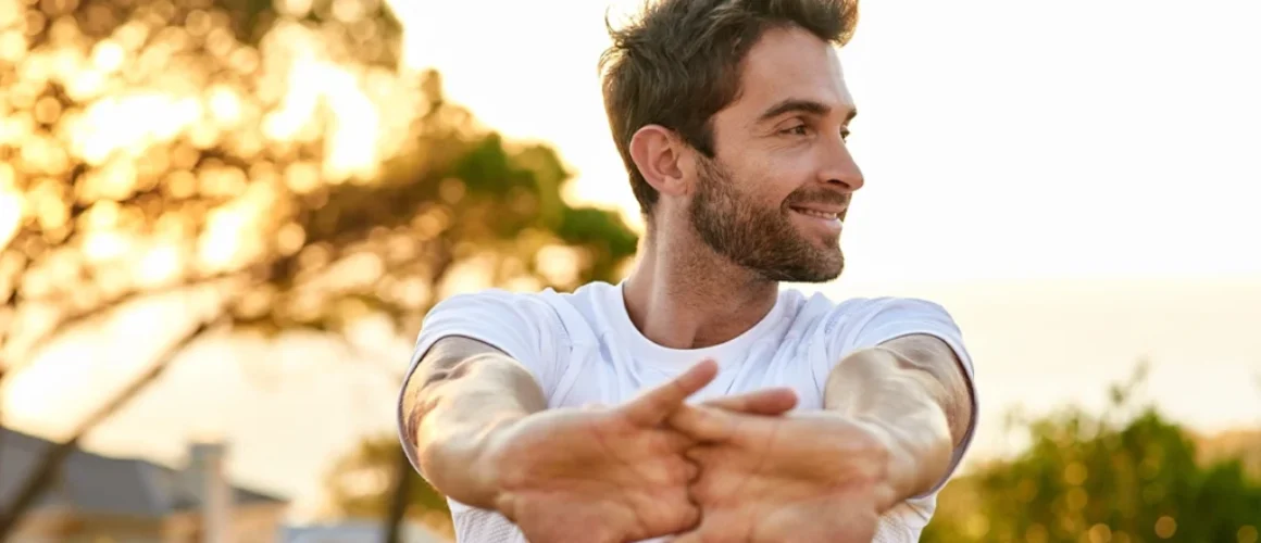 Zdrowy zadowolony mężczyzna dzięki suplementacji naturalnych tłuszczów w olejach Olejove